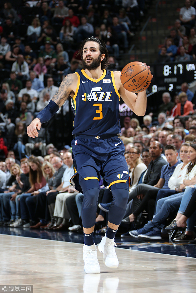 小牛队逆袭爵士队，登顶西部榜首(小牛队逆袭爵士队,登顶西部榜首是谁)