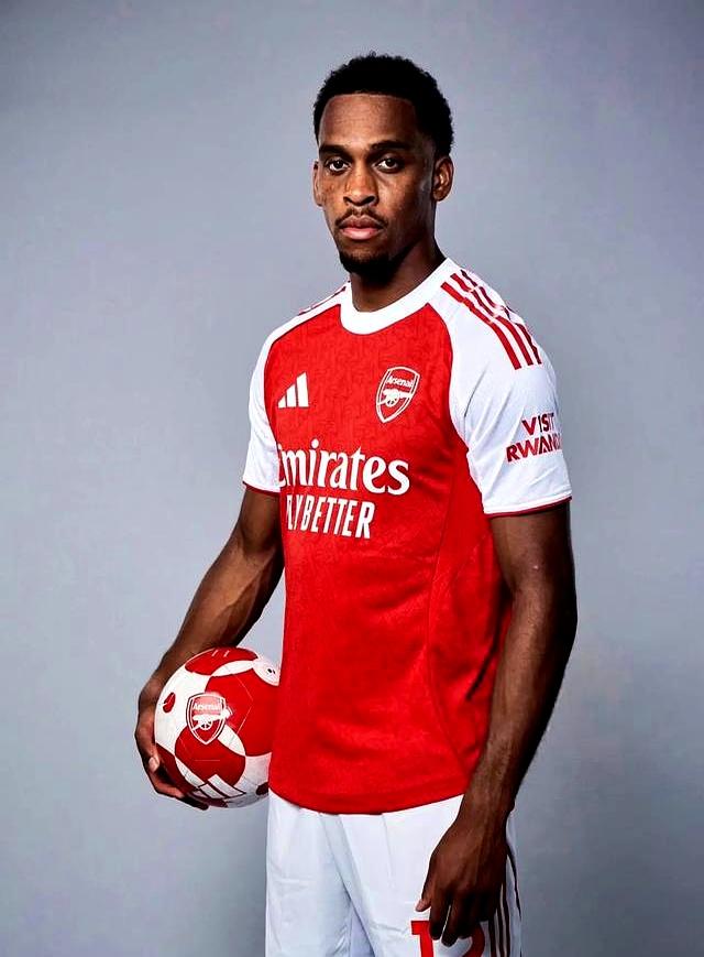 关于阿贾克斯中场球员坦言困难，寻求突破的信息